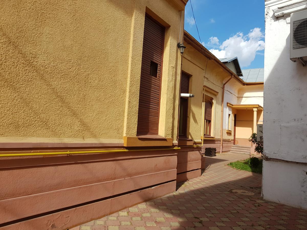 Casa Boiereasca Hostel ไกรโอวา ภายนอก รูปภาพ