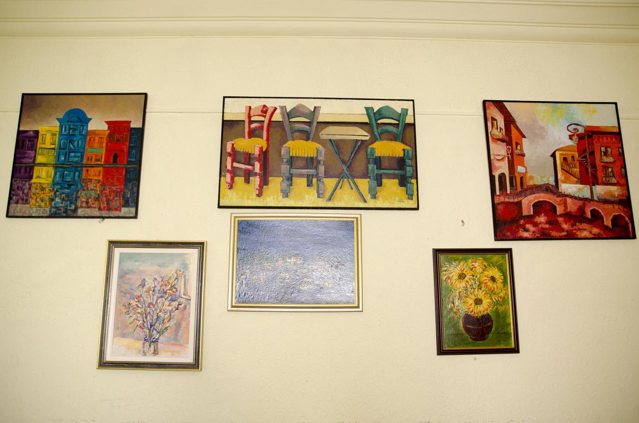 Casa Boiereasca Hostel ไกรโอวา ภายนอก รูปภาพ